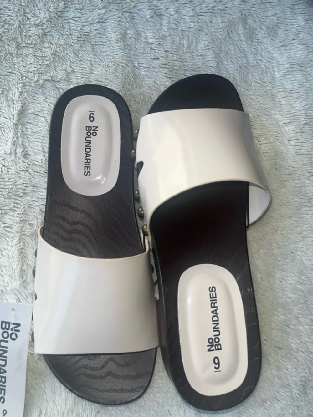 No Boundaries Women's Cream Slide Mules - Picture 4 of 5